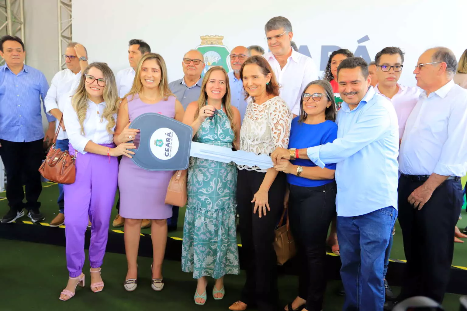 Governo do Ceará entrega segundo lote de tratores para apoiar atividade rural