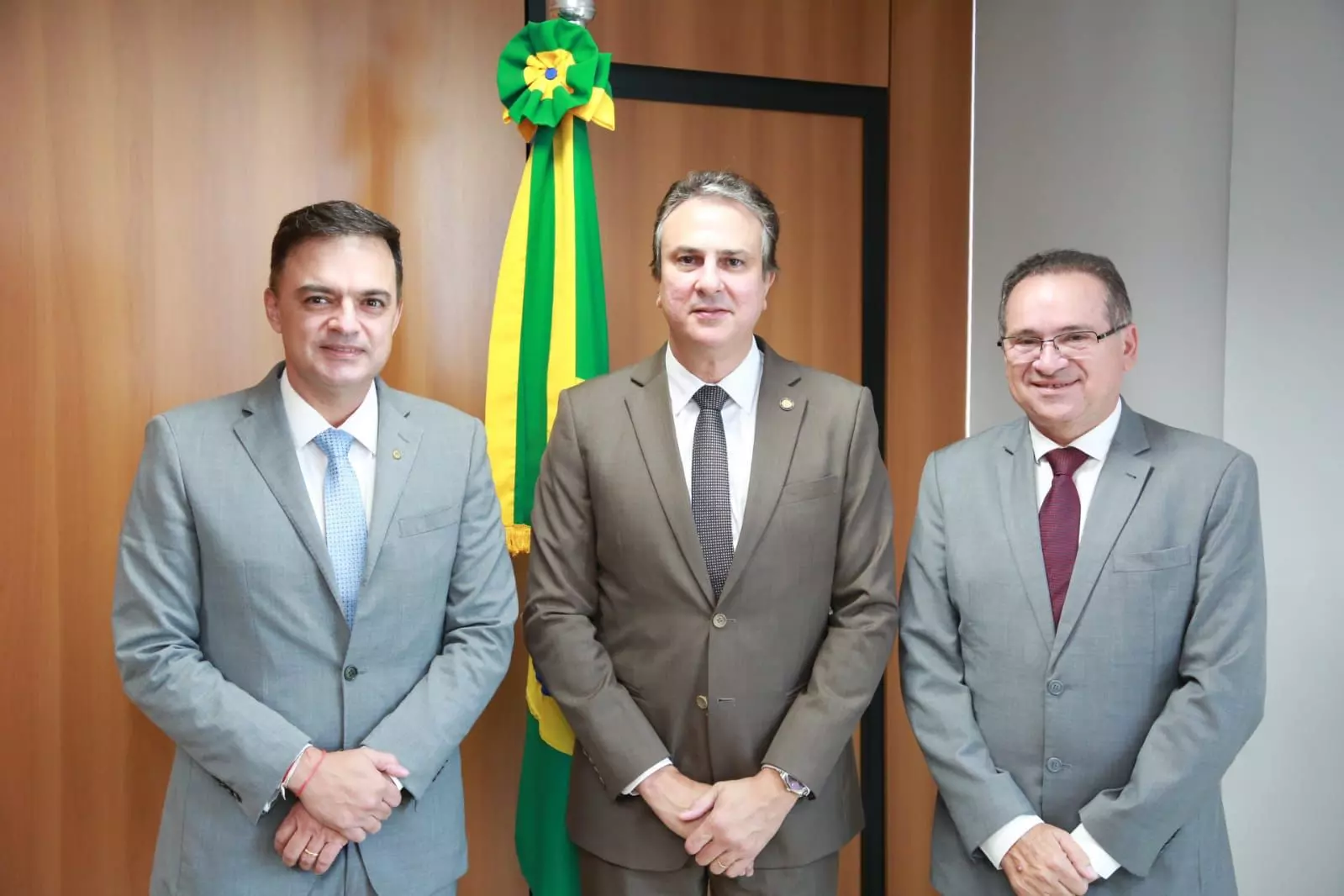 Comitiva de prefeitos cearenses são acompanhados pelo deputado Fernando Santana  ao gabinete do ministro Camilo Santana