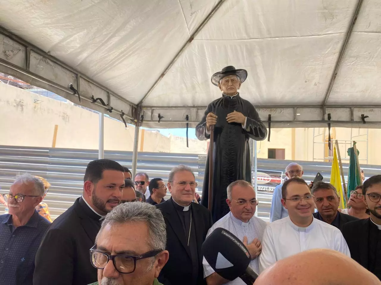 Iniciativa da CDL do Crato inaugura estátua de Padre Cícero ao lado da Igreja Matriz