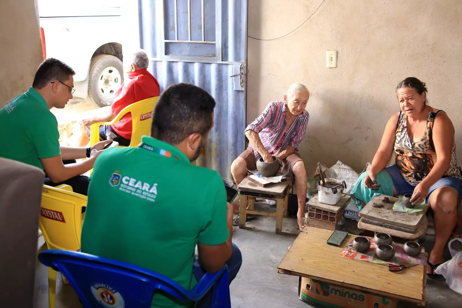 Várzea Alegre recebe unidade móvel da CeArt e facilita regularização de artesãos e agentes culturais