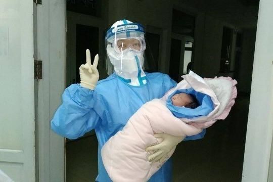 Diagnosticada com coronavírus, mulher dá à luz bebê saudável na China