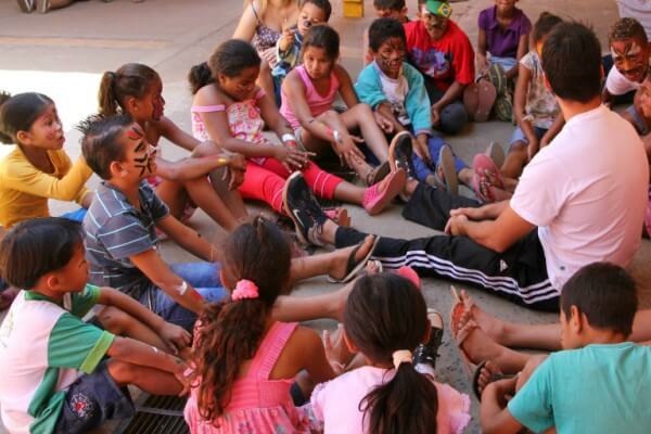 Creche na Mooca recebe voluntários para festa de Carnaval com livros e serpentina