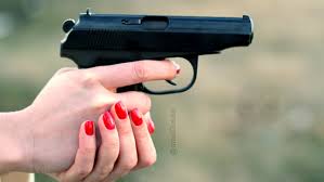 Projeto autoriza porte de arma por mulher sob medida protetiva