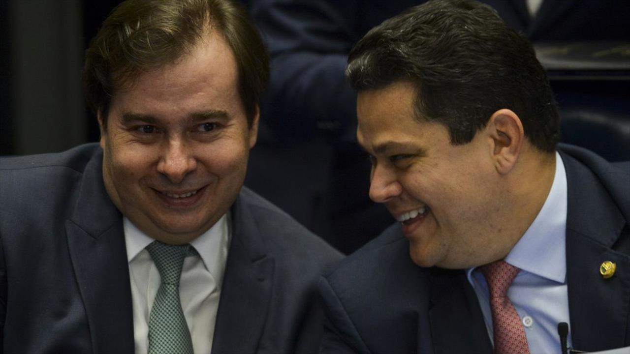 Alcolumbre amplia de 24 para 33 anos plano de saúde a filhos de servidores do Senado