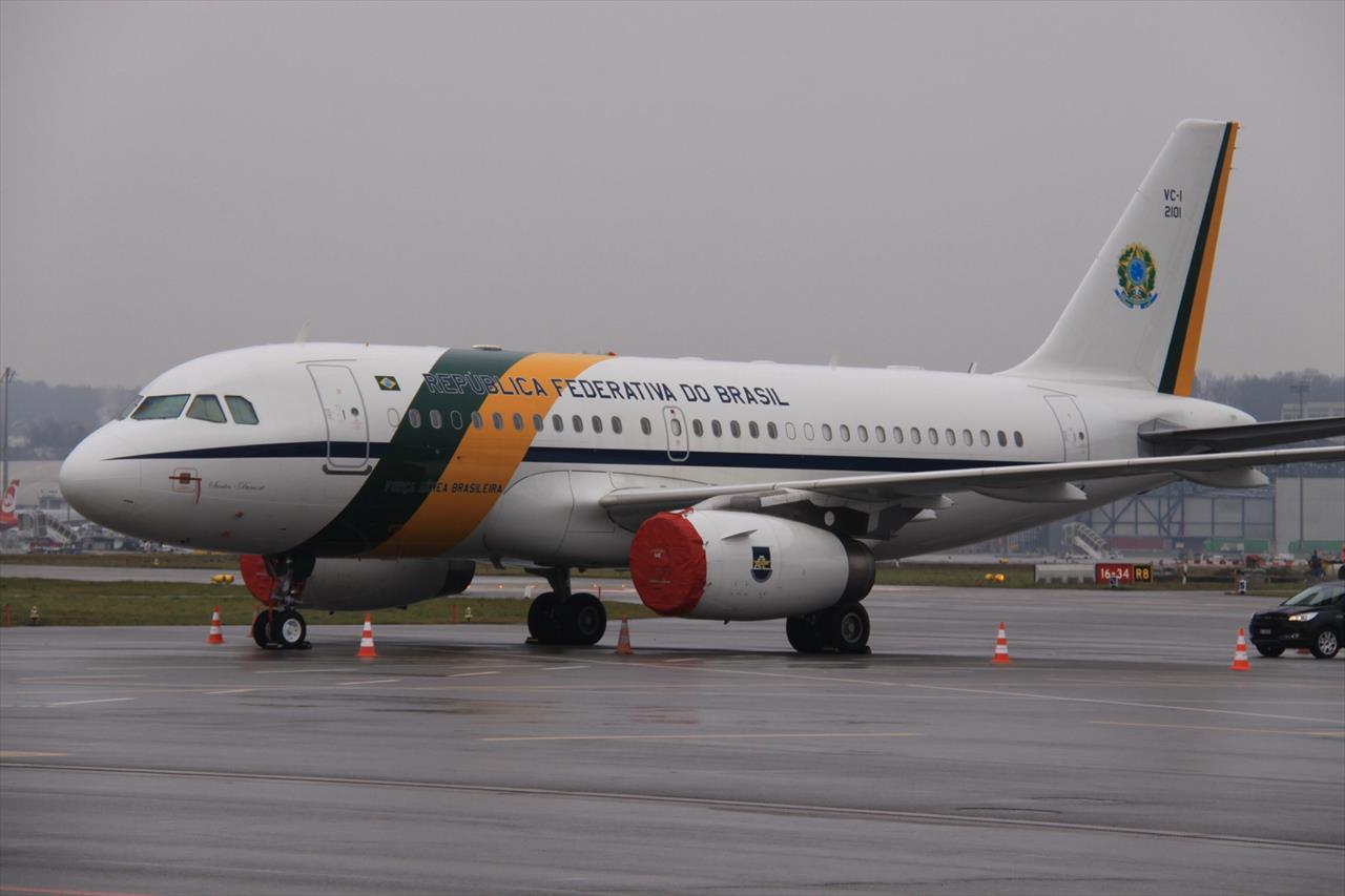 Governo proíbe autoridades de voarem para casa em avião da FAB
