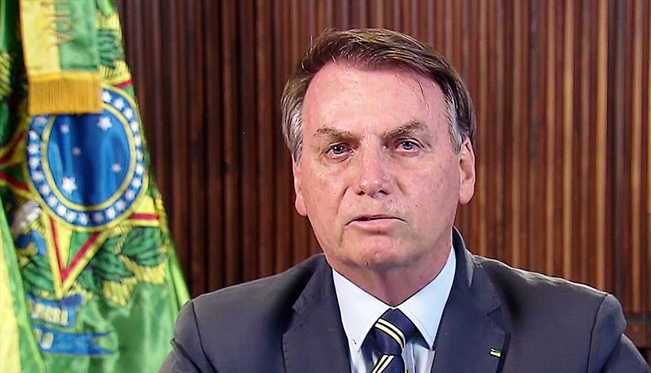 Bolsonaro diz que poderá dar uma “canetada” e determinar na próxima semana a volta do comércio no país
