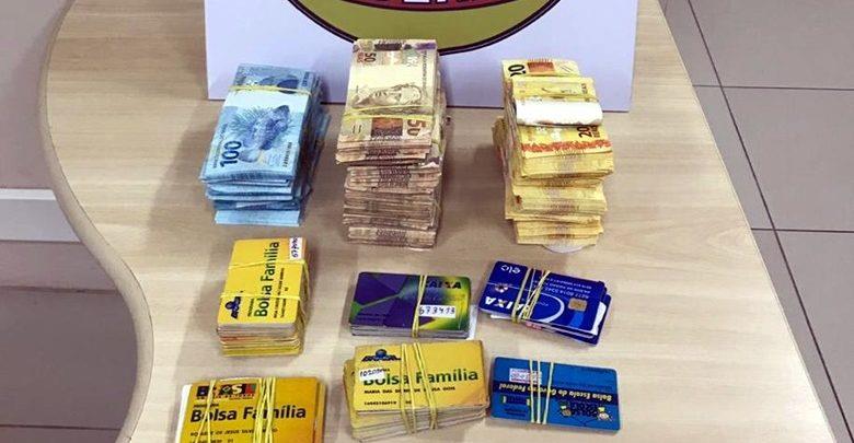 PF prende duas pessoas com 108 cartões do Bolsa Família sacando auxílio emergencial