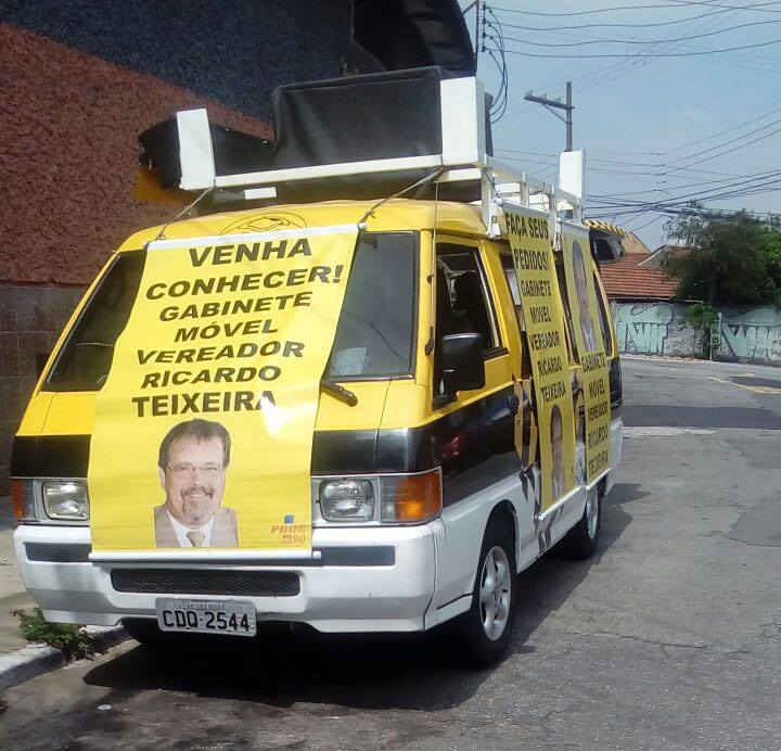 Vereador Ricardo Teixeira vai até a população com gabinete móvel