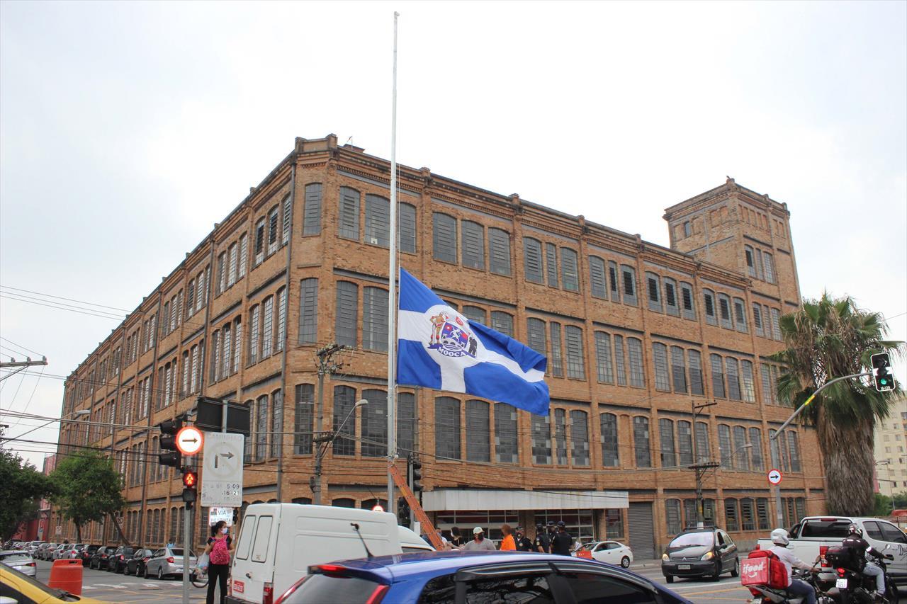 Bandeira Gigante da Mooca foi retirada para ser trocada por uma Nova