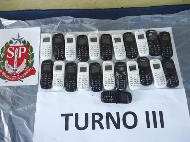 Homem é flagrado com 23 micro celulares no estômago