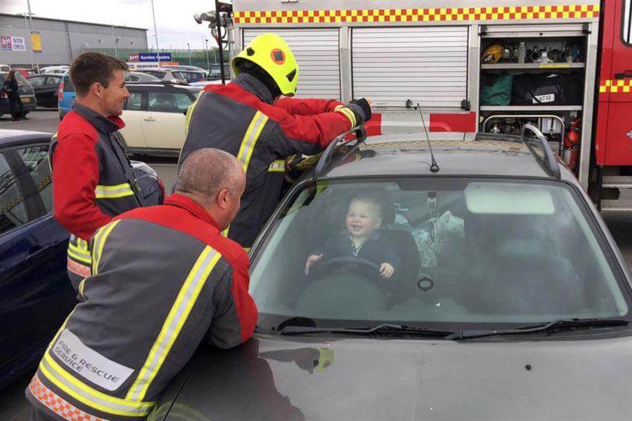 Bebê se tranca em carro e não para de rir durante o resgate