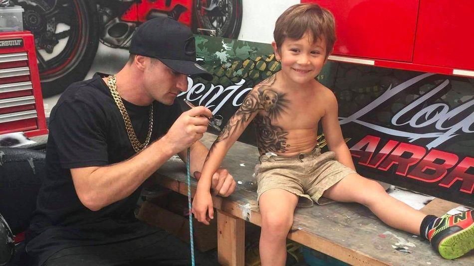 Artista neozelandês garante sorrisos de crianças doentes com tatuagens temporárias