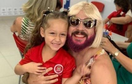 Pai viúvo se veste como mãe para participar de homenagem da filha na escola