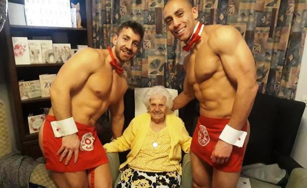 Vovó de 100 anos ganha festa de aniversário com gogo boys em asilo