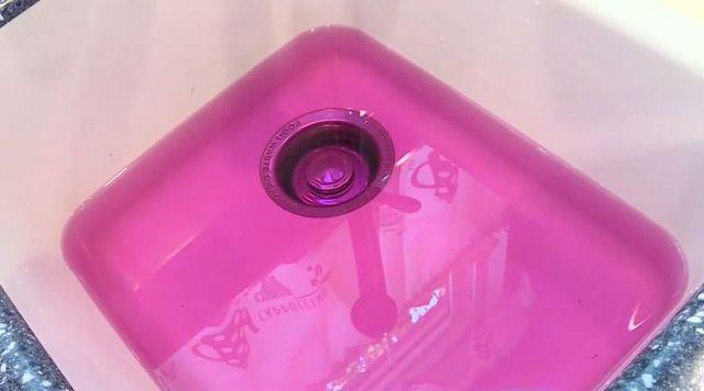 Água rosa surpreende moradores de cidade