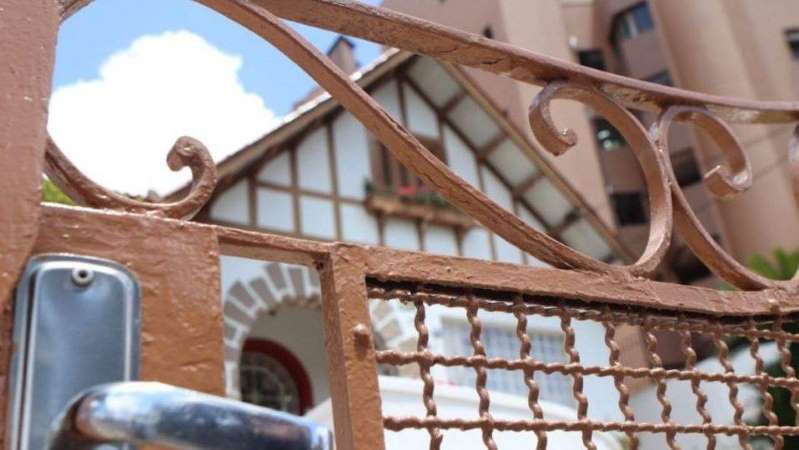 Preso recebe tornozeleira eletrônica, atravessa a rua, invade casa, rouba e mata idosa