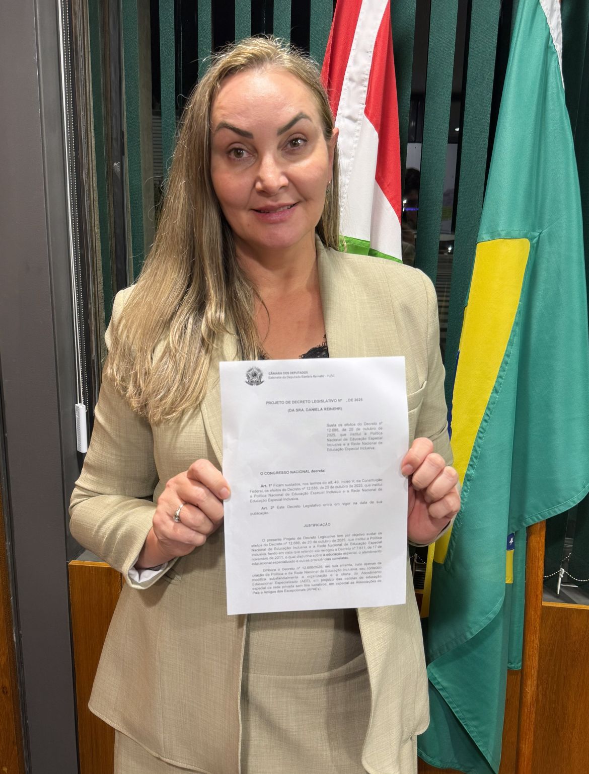 Daniela Reinehr protocola PDL que susta decreto e defende permanência das APAEs e escolas especializadas