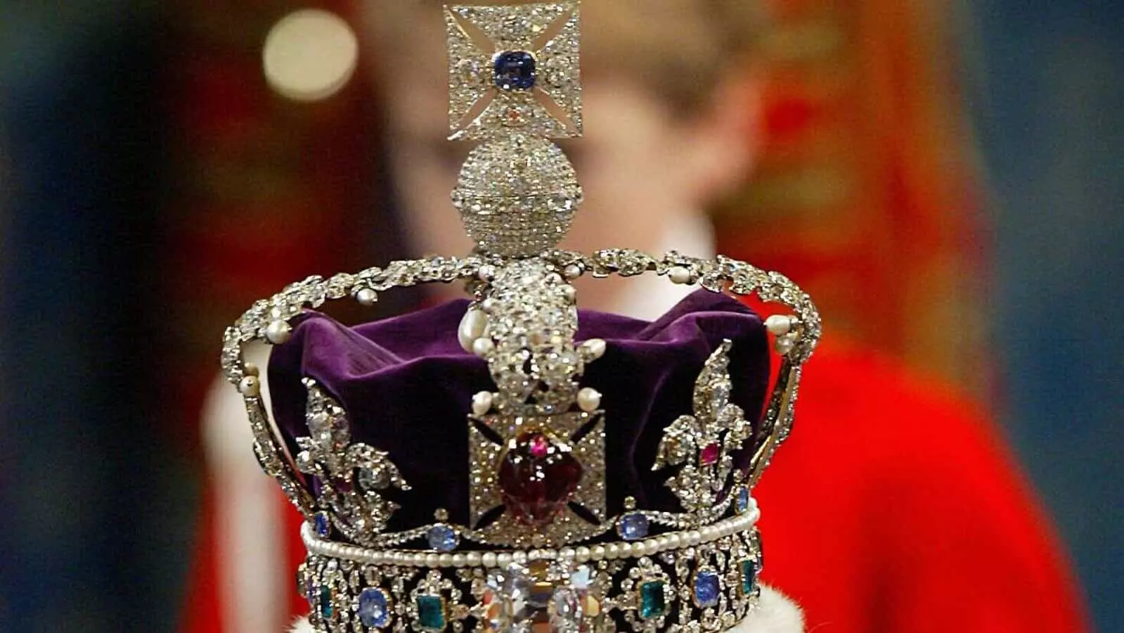 Queen Elizabeth II: what is the role of the greatest leader of the British crown? Queen Elizabeth II: what is the role of the greatest leader of the British crown?